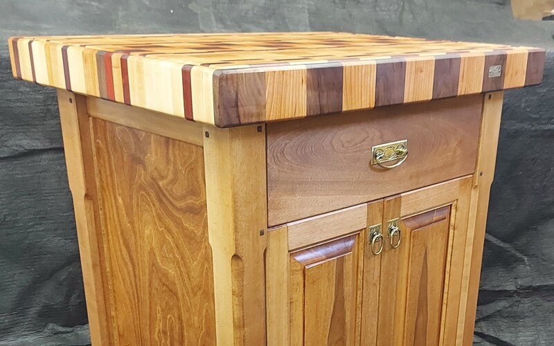 Îlot sur roue avec cabinet.  Commande sur mesure seulement.